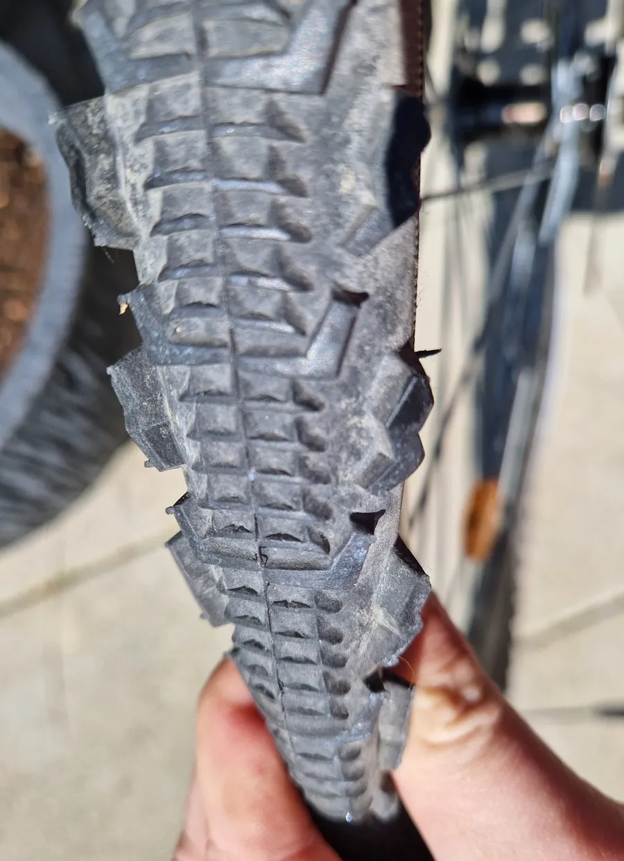 Fahrradmantel und Reifenprofil vor dem Wechsel prüfen