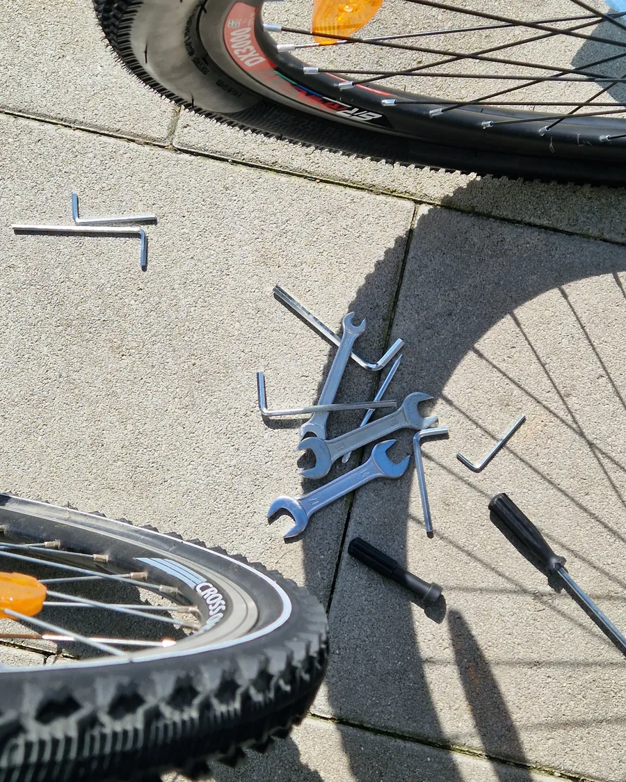 Werkzeug und Laufräder für den Fahrradreifenwechsel vorbereiten