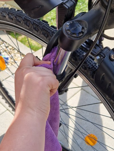 Fahrrad wird am Antrieb gereinigt – Kettenpflege vor dem Überwintern