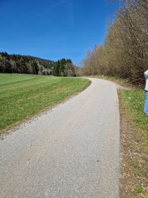 Füße im Gras neben dem Fahrrad – Achtsamkeit beim Radfahren